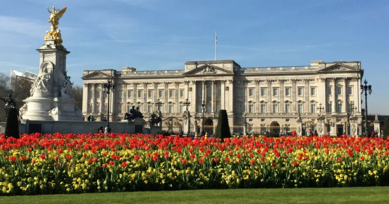 Descubre la majestuosidad del Palacio de Buckingham en Londres, Inglaterra